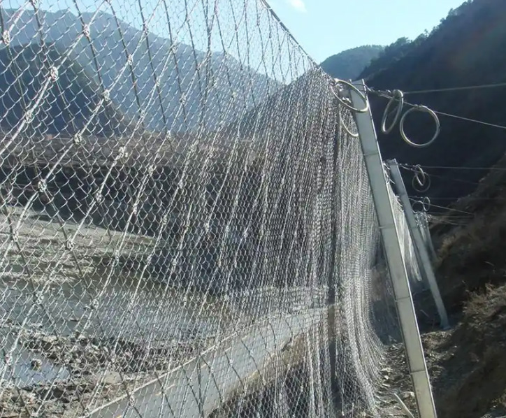 建筑工地和市政工程边坡防护‌