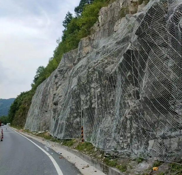 公路和铁路边坡防护‌